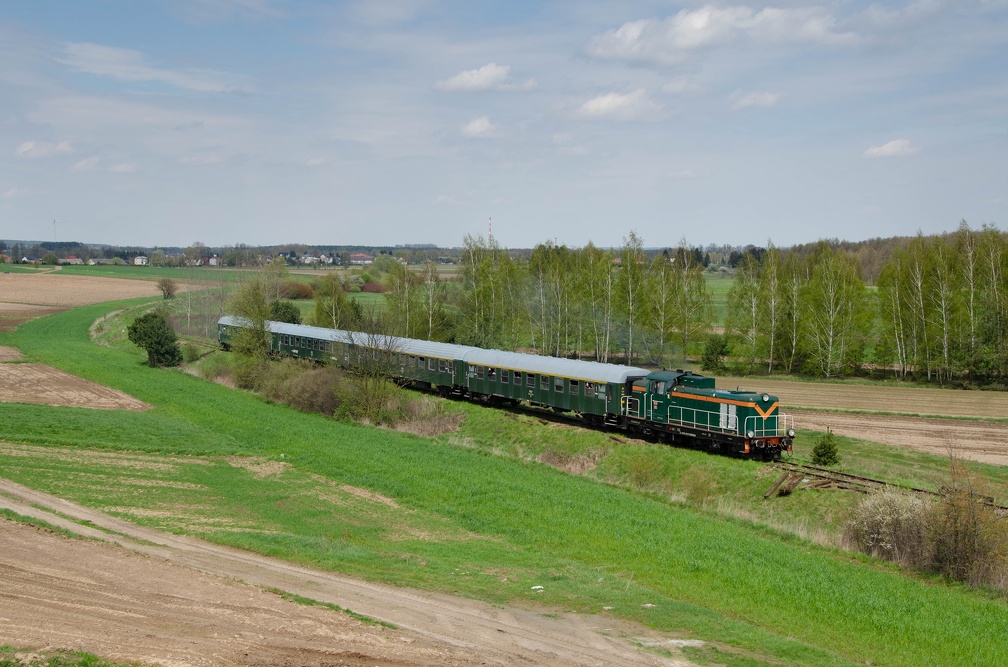 09.05.2021  Giełczyn.SU42-536 jako pociąg Jaskółka rel. Łomża - Ostrołęka jedzie w kierunku Śniadowa..jpg